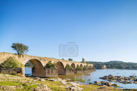 Puente de Ajuda sobre el río Guadiana entre Elvas, Portugal y Olivenza, España.