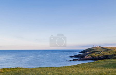 Blick auf den Leuchtturm Galley Head an der malerischen Küste in der Grafschaft Cork, Irland.