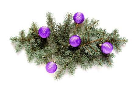Foto de Marco de Navidad hecho de ramas de árbol de Navidad, juguetes de Navidad y conos de pino sobre un fondo blanco con espacio de copia aislado - Imagen libre de derechos