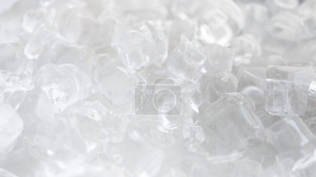 Kristallklare Eiswürfel als Hintergrund. Speiseeis.