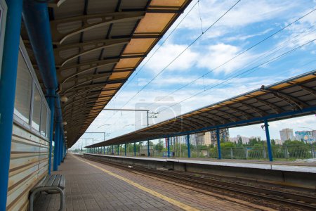 estación de tren en la ciudad, plataforma y rieles