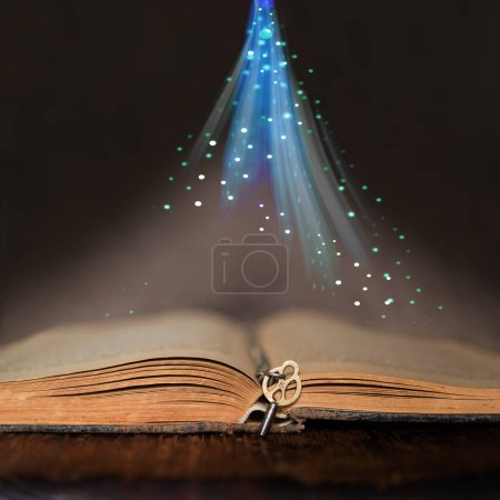 Foto de Foto mágica de libro antiguo abierto sobre mesa de madera con superposición de purpurina - Imagen libre de derechos