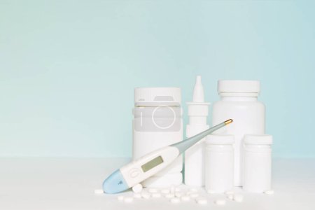 Ensemble de différents flacons de médecine blanche, flacons de pilule sans conception d'étiquette, pilules, espace de copie sur fond bleu