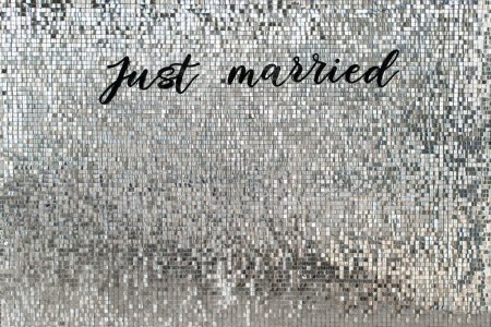 Foto de Azulejos de mosaico de plata cuadrados festivos para el fondo de textura. Inscripción Acaba de casarse. Ubicación de la boda - Imagen libre de derechos