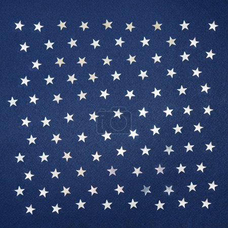 Foto de Blanco (plata) confeti estrella, decoraciones sobre fondo de papel azul. Colocación plana, vista superior, espacio para copiar, plaza - Imagen libre de derechos