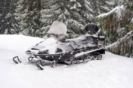 Foto de Motos de nieve en un paisaje nevado. Motonieve deportiva en las montañas. Transporte de invierno - Imagen libre de derechos
