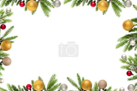 Foto de Ramas de árbol de Navidad con marco de bolas rojas, doradas y plateadas aisladas sobre fondo blanco - Imagen libre de derechos