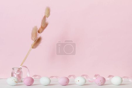 Foto de Huevos de Pascua y flores rosadas. Copiar espacio, maqueta - Imagen libre de derechos
