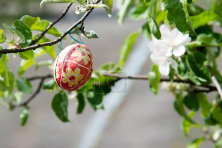 ?uf de Pâques décoratif suspendu aux branches