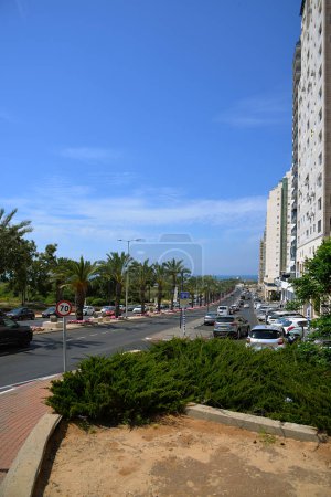 Téléchargez les photos : Vue de la ville d'Ashkelon, Israël. Autoroute, allée des palmiers, vue sur la mer en arrière-plan - en image libre de droit