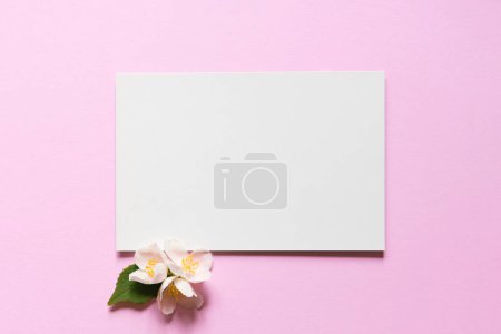 Téléchargez les photos : Bannière fête des mères avec carte blanche vierge et bouquet de fleurs de jasmin sur fond rose - en image libre de droit