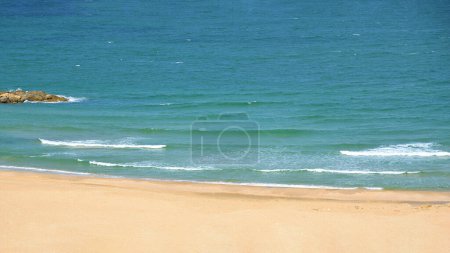 Téléchargez les photos : Vague douce de la mer sur la plage de sable fin. vacances et détente au bord de la mer - en image libre de droit