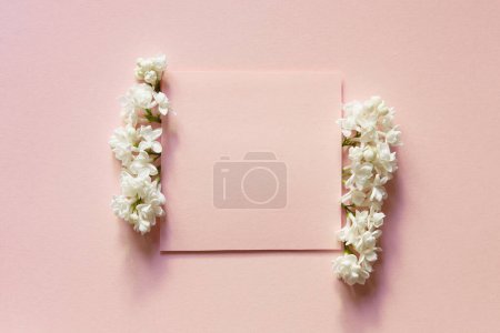 Téléchargez les photos : Carte de la fête des mères avec fleur blanche et blanche rose sur fond rose - en image libre de droit