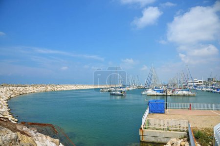 Téléchargez les photos : Marina avec des bateaux ancrés. Bateaux dans le port. Phare - en image libre de droit