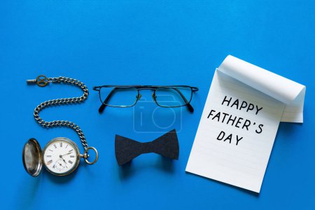 Téléchargez les photos : Happy fathers day concept. glasses, bow tie and vintage pocket watch - en image libre de droit