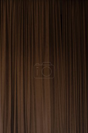 Téléchargez les photos : Dark brown chocolate curtain that dropped down as a straight line. Background for inserting text, empty spaces. - en image libre de droit