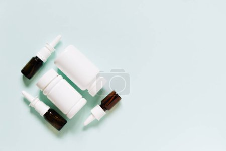 Téléchargez les photos : Ensemble de différents flacons de médicaments blancs, flacons de pilules sans design d'étiquette, espace de copie sur fond bleu - en image libre de droit