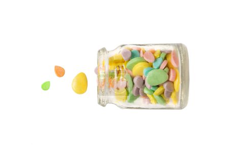 Téléchargez les photos : Saupoudrer de bonbons dans toutes les couleurs de l'arc-en-ciel isolé - en image libre de droit