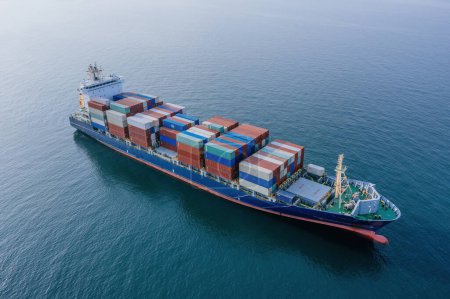Téléchargez les photos : Navire cargo avec conteneurs en pleine mer, vue aérienne sur drone. - en image libre de droit