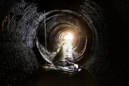 Téléchargez les photos : Indide dark round underground sewer tunnel. - en image libre de droit