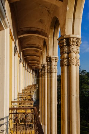 Téléchargez les photos : Old colonnade with balcony in an abandoned palace. - en image libre de droit