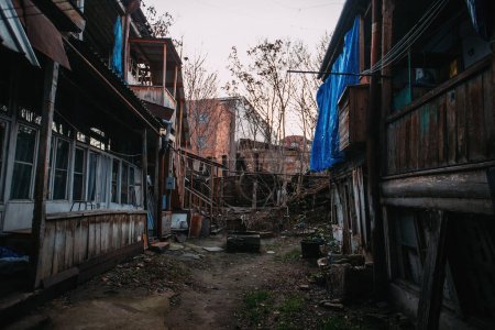 Alte schäbige Häuser im Slumviertel von Tiflis.