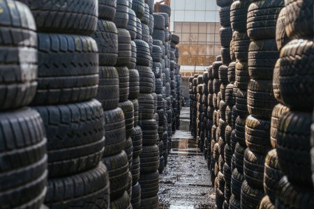 Foto de Stack of tires for sale in warehouse. - Imagen libre de derechos