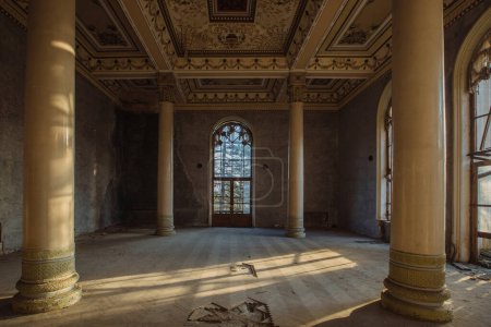 Téléchargez les photos : Grand hall avec colonnes dans un ancien manoir abandonné. - en image libre de droit