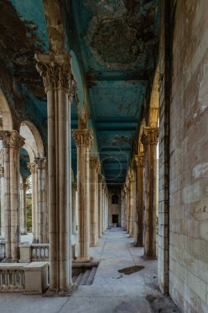 Foto de Vieja columnata en un palacio abandonado. Antiguo sanatorio Medea en Tskaltubo. - Imagen libre de derechos