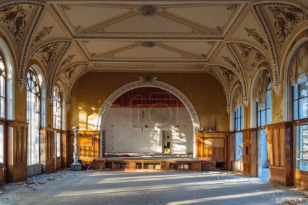 Téléchargez les photos : Large hall of abandoned building in gothic style. - en image libre de droit