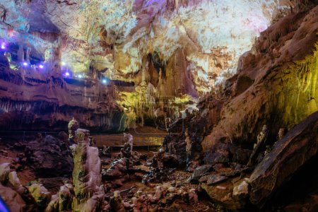 Téléchargez les photos : À l'intérieur de la grotte touristique Prometheus à Tskaltubo, région d'Imereti, Géorgie. - en image libre de droit