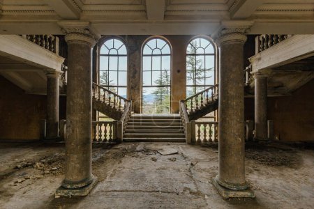 Téléchargez les photos : Grand hall d'entrée avec colonnes dans ancien manoir abandonné, Sanatorium Imereti, Tskaltubo. - en image libre de droit