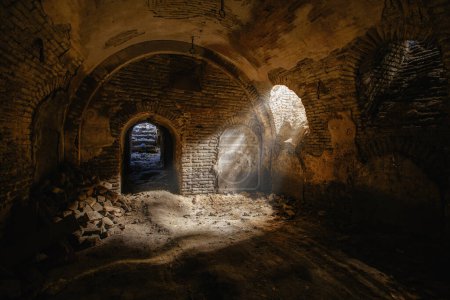 Dunkler unterirdischer Keller unter altem Schloss.