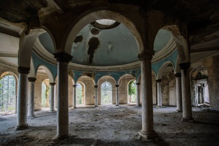 Téléchargez les photos : Salle ronde avec colonnade dans le vieux palais abandonné. - en image libre de droit