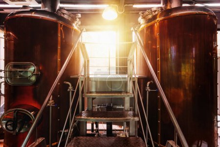 Línea de producción de cerveza artesanal en microcervecería privada.