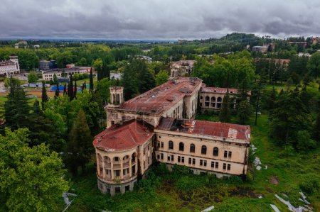 Téléchargez les photos : Vue aérienne du vieux sanatorium soviétique abandonné en ruine Iberia, Tskaltubo, Géorgie. - en image libre de droit