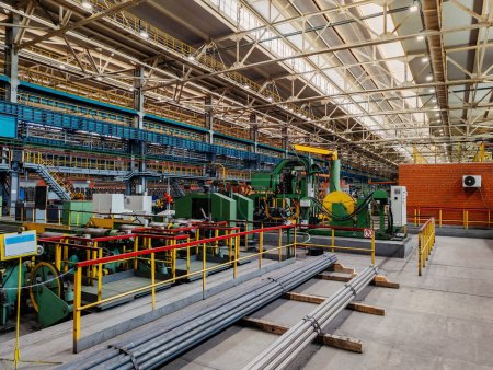 Foto de Línea de producción de fábrica de metal laminado. Taller de metalurgia. - Imagen libre de derechos