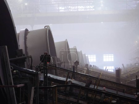 Foto de Línea de producción de pellets de mineral de hierro. Máquinas ruidosas de mineral. - Imagen libre de derechos
