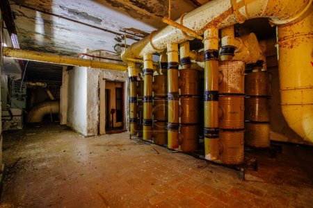 Téléchargez les photos : Système de filtration d'air et de ventilation dans un bunker soviétique ou un abri anti-bombe. - en image libre de droit