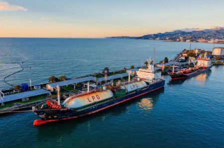 Téléchargez les photos : Navires-citernes avec production de GPL, de pétrole ou de produits chimiques. Processus de chargement du pétrolier dans le port, vue aérienne du drone. - en image libre de droit