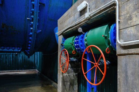 Tubo de fontanería con dos válvulas y manómetro. Regulación de la presión del agua en central hidroeléctrica.