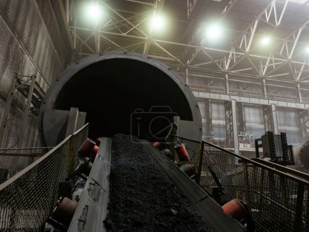 Foto de Línea de producción de pellets de mineral de hierro. Máquinas ruidosas de mineral. - Imagen libre de derechos