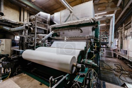Foto de Planta de reciclaje de papel usado. Máquina para la producción de rollos de papel. - Imagen libre de derechos