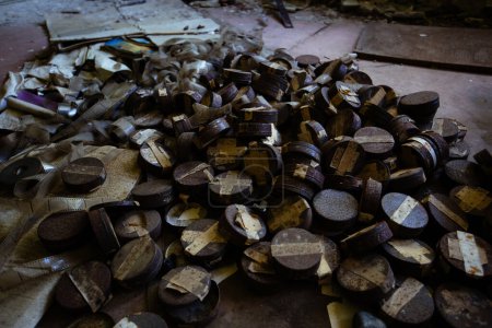 Foto de Montón de cajas de película fotográfica desechadas en edificio abandonado. - Imagen libre de derechos