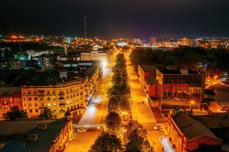 Vladikavkaz, capital de Osetia del Norte. Centro histórico desde el dron en la noche.