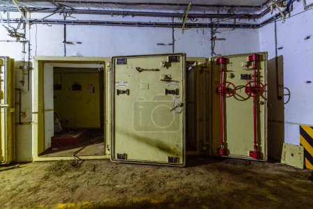 Grandes portes blindées anti-souffle dans le bunker militaire
