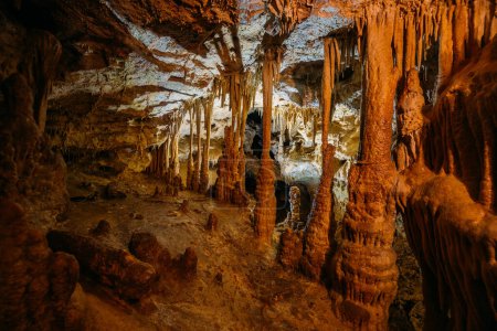 Schöne natürliche Höhle in Adygea.
