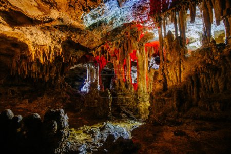 Schöne natürliche Höhle in Adygea.
