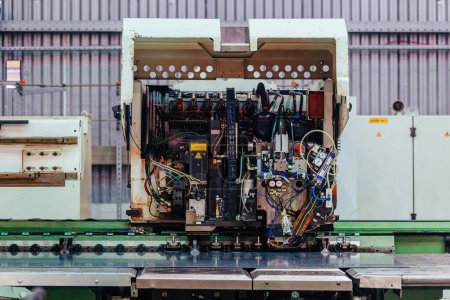 Téléchargez les photos : Machine de perforation CNC moderne dans l'usine de travail des métaux. - en image libre de droit