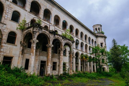 Überwucherte Ruinen verlassenes sowjetisches Sanatorium Iveria, Tskaltubo, Georgien.